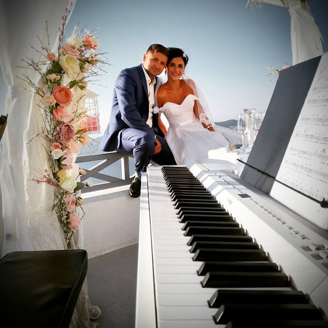 Les mariés près du piano pour la cérémonie laïque