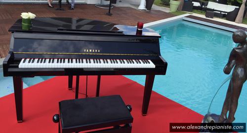 piano et tapis rouge