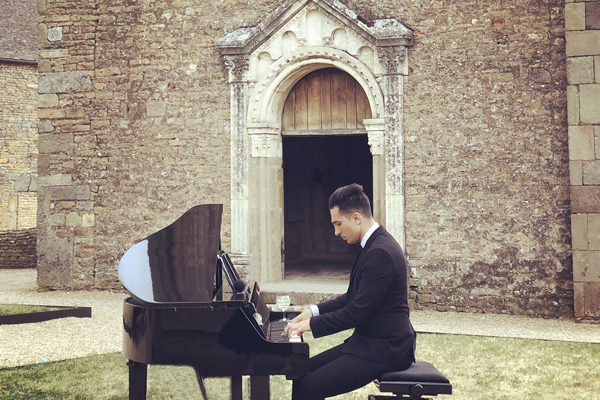 pianiste-live-mariage-chateau-pierreclos Animation mariage Château de Pierreclos